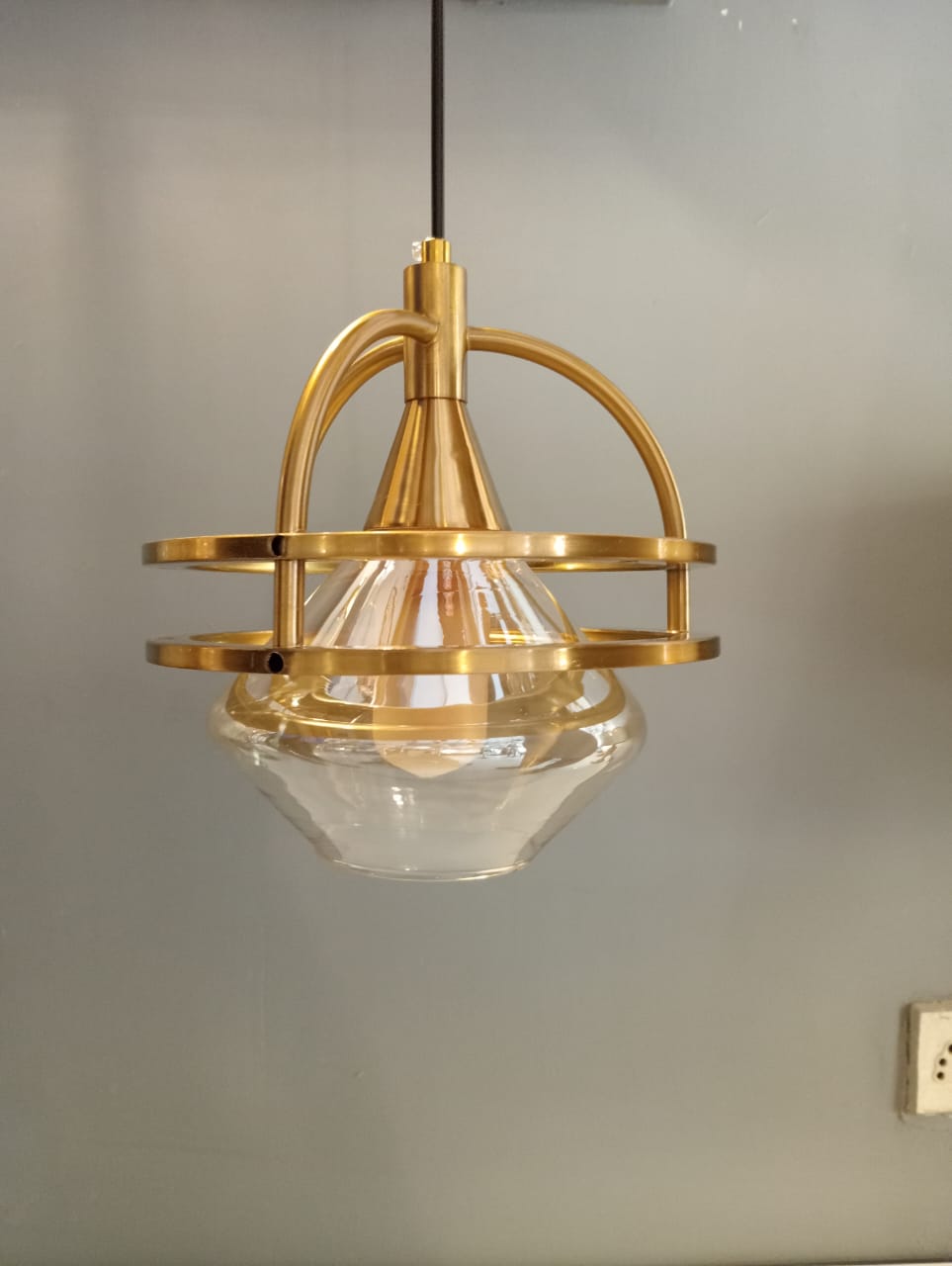 CLASSIC HANGING LIGHT